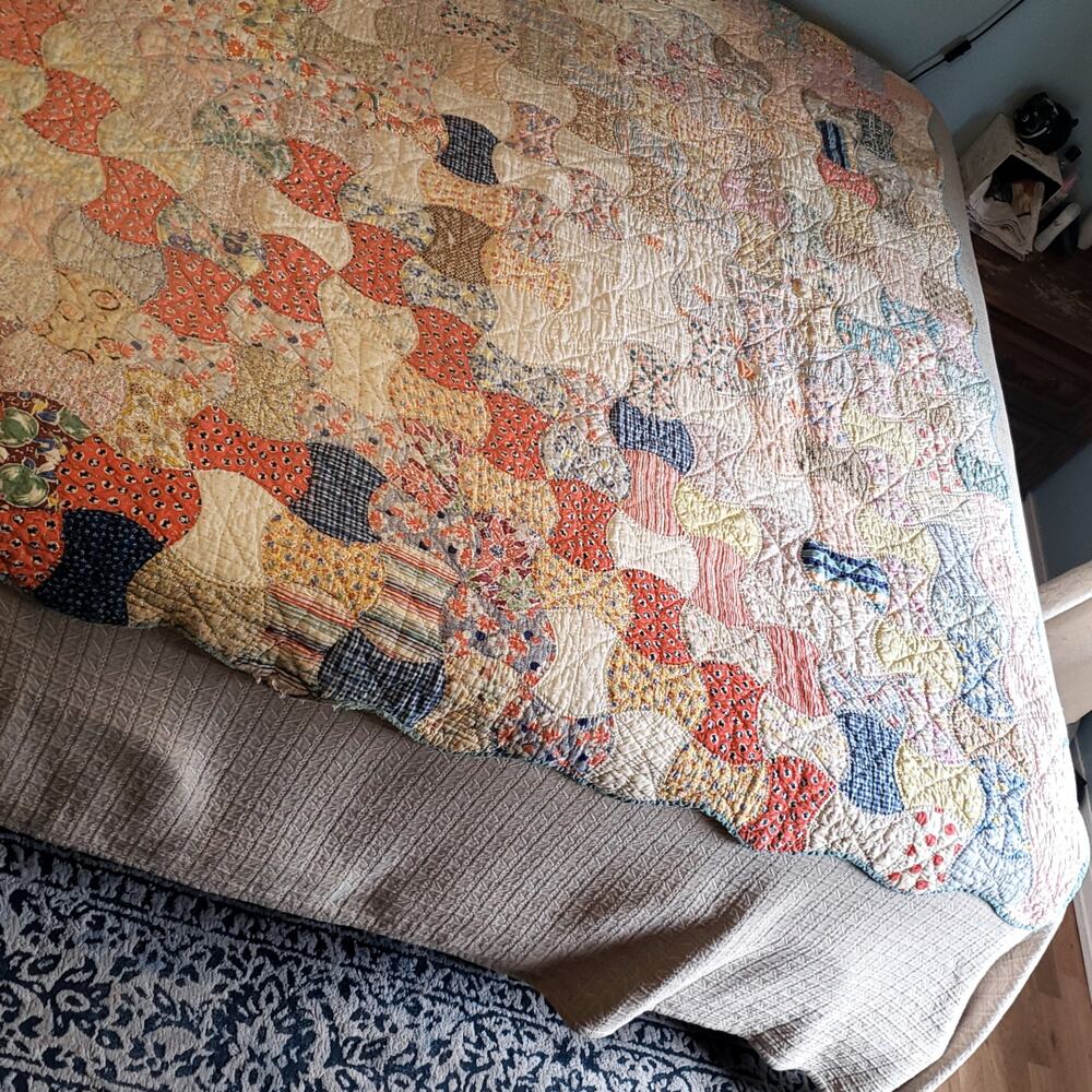 vintage hand quilted  patchwork quilt. scrappy, bow-tie patterns scalloped edge - Picture 3 of 11